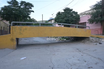 Puente sobre el canal Centenario en la calle Sexta de la colonia Morelos. Los canales tuvieron lechos de tierra hasta 1989. Imagen: Ramón Sotomayor.