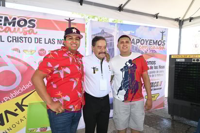 Los seguidores laguneros al programa ‘Mexicanicos’ no pedieron la oportunidad de tomarse la foto del recuerdo. (Fotografías Ramón Sotomayor)