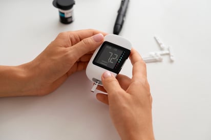 En ayunas, se considera normal un nivel de glucosa entre 70 y 100 mg/dL, mientas que en personas con diabetes puede alcanzar los 130 mg/dL. Foto: Freepik