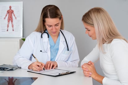 Es esencial acudir con un especialista para recibir orientación sobre el control de la diabetes, ya que cada tratamiento varía de un paciente a otro. Foto: Freepik