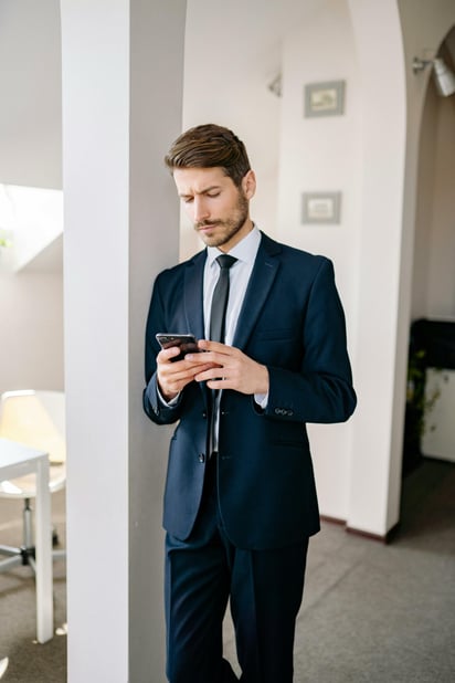 El color azul se atribuye a la inteligencia y la confianza. Foto: Pexels.