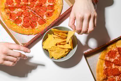 Factores como el estrés, una vida sedentaria o la falta de sueño aumentan los antojos. Pexels
