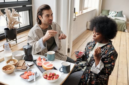 Los expertos recomiendan tener 3 comidas fuertes y 1 a 2 colaciones. Pexels
