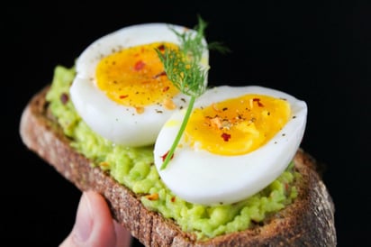 Un desayuno equilibrado puede disminuir los antojos a lo largo del día. Pexels