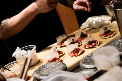 Delicados platillos de cocina oriental se combinaron a la perfección con las burbujas frescas y elegantes de Chandon,
ofreciendo una experiencia gastronómica inolvidable.