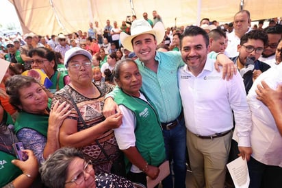 El gobernador Manolo Jiménez Salinas y Efraín Morales López, titular de Conagua, junto al equipo de Mejora Coahuila. CORTESÍA