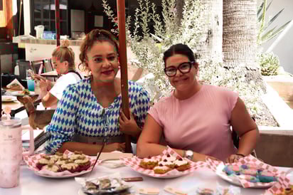 Mariana Garza y Janny Salinas.