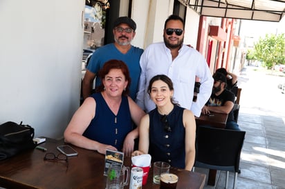 Ricardo, Alex, Vivi y Sara.