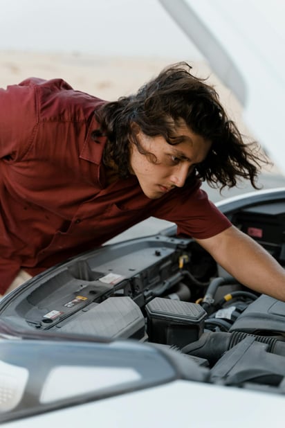 Revisar el nivel de líquidos es imprescindible antes de usar tu auto. [Pexels]