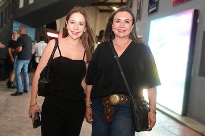 Claudia González y Analú Villanueva.