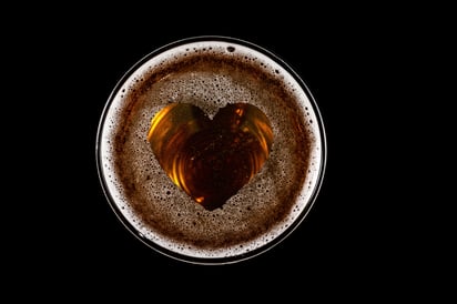 Disfrutar una cerveza de forma moderada puede aportar beneficios, pero excederse implica riesgos para la salud.