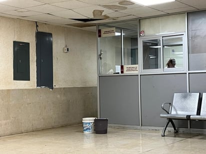 Desprendimiento de plafones en otras áreas de la Clínica Hospital de Gómez Palacio. EL SIGLO DE TORREÓN / Angélica Sandoval