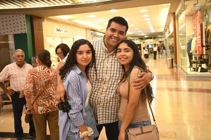 Valeria Arellano, Marco de la Rosa y Ariana.