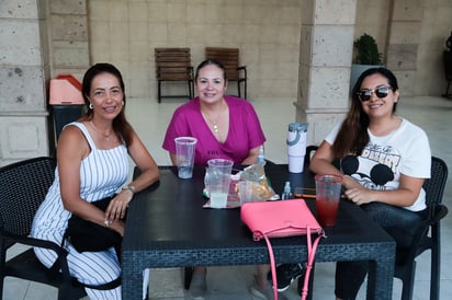Cecy, Vero y Violeta.