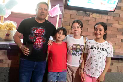 Francisco Castañeda, Johana, Natalia y Tefani
