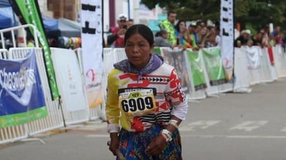 La corredora rarámuri conquista la carrera más dura con cero preparación/ Especial