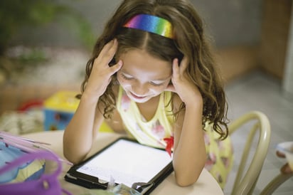 magen: Unsplash/ Patricia Prudente Muchas veces, los padres utilizan los objetos como
distractor para que los hijos no demanden su atención.