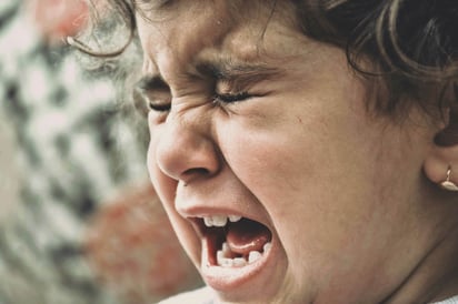 . Imagen: Unsplash/ Zahra Amiri El excesivo consumo material genera en los niños una
baja tolerancia a la frustración. 