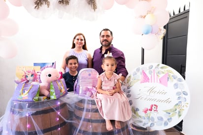 María Fernanda en compañía de sus papás y hermano