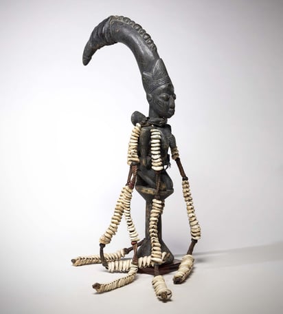 Escultura de Eshu, hechicero de la religión yoruba que encarna el arquetipo de trickster (embaucador). Foto: Artkhade