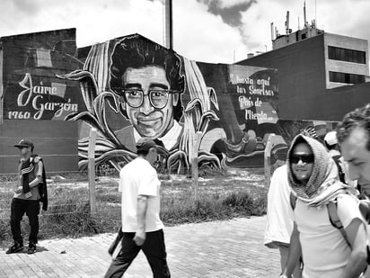 Mural en memoria de Jaime Garzón, activista y comediante colombiano asesinado por sus posturas políticas. Foto: Flickr/ Juan Carlos Pachón
