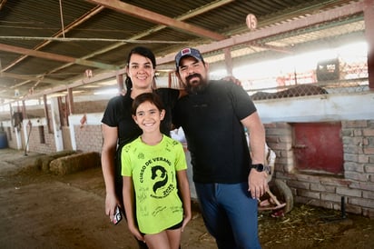 Luciana Guerrero, Héctor Téllez y Alejandra Téllez.