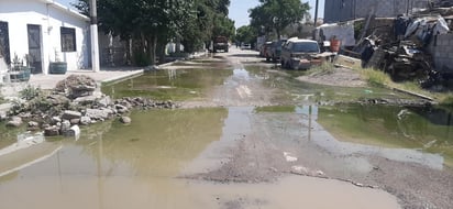LODO. En la zona hay personas de la tercera edad, quienes atraviesan por estas calles donde el agua negra y la tierra en la superficie forman un lodo que consideran un riesgo al caminar.
