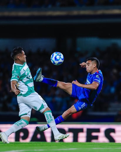 Con un golazo, Carlos Rodríguez abrió el marcador para los cementeros en el Estadio Olímpico Universitario de la capital del país.