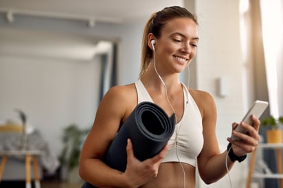 Escuchar música al entrenar puede aumentar la motivación, reducir la percepción de esfuerzo y mejorar la coordinación. Foto: Freepik