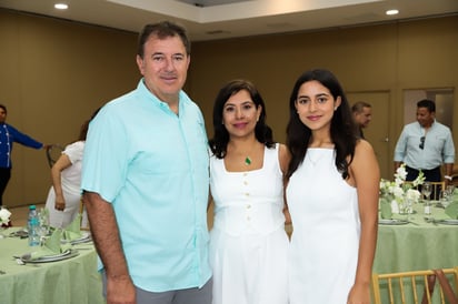 Fernando Amador, Mónica de Amador y Daniela Amador