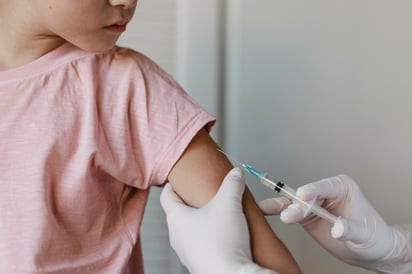 La vacuna contra el sarampión, generalmente en forma de la vacuna triple viral, se aplica en dos dosis. La primera entre los 12 y 15 meses, la segunda entre los 4 y 6 años. Foto: Freepik