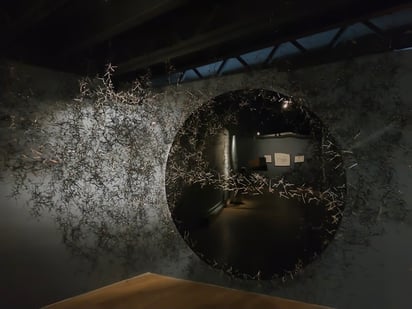 Imagen: Abraham Esparza. El universo está hecho de historias, de Ale de la Puente. 