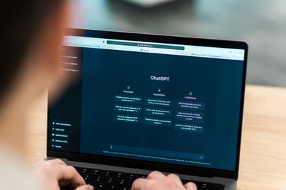 Recuerda utilizar ChatGPT como una herramienta complementaria para lograr un aprendizaje integral del idioma. Foto: Freepik
