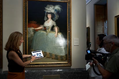 En la imagen, la reina María Luisa pintada por Francisco de Goya. El guardainfantes evolucionó hasta convertirse en un tontillo, un armatoste similar cuya función era también ahuecar exageradamente las faldas de las mujeres, solo que en vez de ser redondo, como su antecesor, era más estrecho y alargado. EFE/Chema Moya