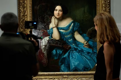 Retrato de Amalia del Llano y Dotres, condesa de Vilches, de Federico de Madrazo. A lo largo de los años, la moda femenina evolucionó hasta llegar a los vestidos del siglo XIX, todavía voluminosos, pero construidos a base de enaguas y crinolinas. EFE/ Chema Moya