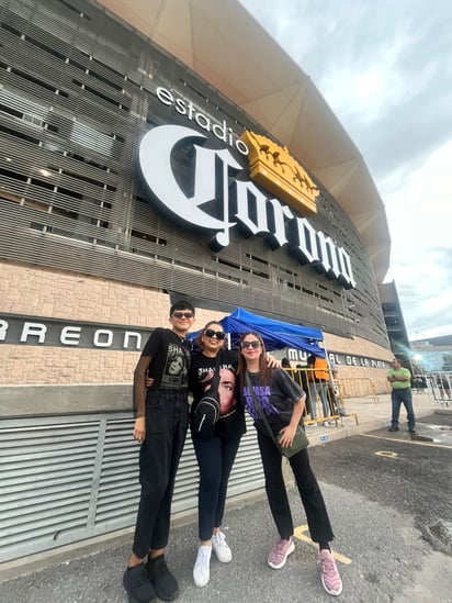 Erika, junto a su hijo Lalo y su hermana Ilda, fans laguneros de Shakira. EL SIGLO DE TORREÓN / Fátima De la Paz