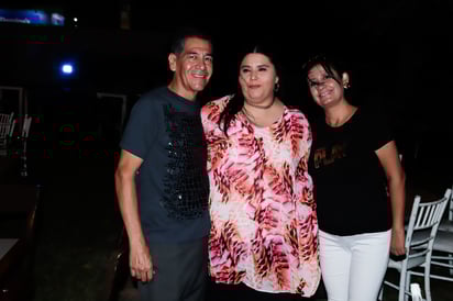 Chavo García, Juanita Benavente y Norma Pérez.