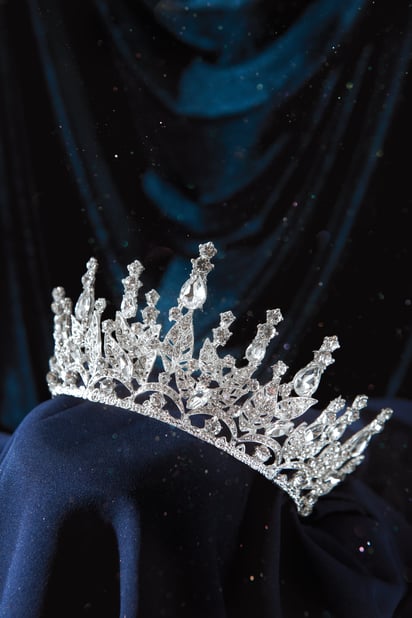 Toda la historia transcurre en 23 horas, en torno a la celebración del certamen de belleza Miss Universo. Imagen Freepik.