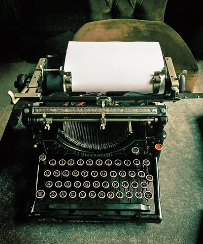 Uno de los personajes es un periodista que no duda en utilizar a las personas para obtener las historias que necesita para impulsar su carrera. Imagen Unsplash MK S.