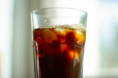 Los mexicanos comienzan a tomar refresco desde la infancia lo que impacta la salud.[Unsplash]