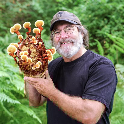 Imagen: hostdefense.ca Paul Stamet, micólogo estadounidense, ha sido una de las principales figuras en impulsar el estudio del reino fungi.