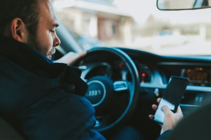 Usar el celular mientras manejas es una de las principales causas de accidentes. [Unsplash]