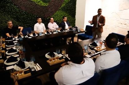David Zambrano, guiando a los asistentes en un maridaje único de sabores y aromas.
