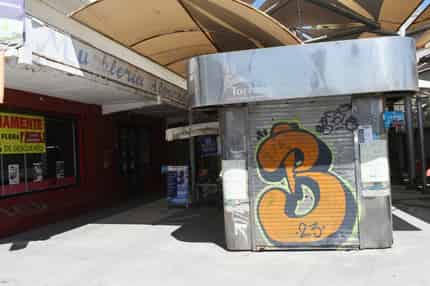 Los comerciantes informales suelen utilizar los módulos para guardar la mercancía en la noche. (EL SIGLO DE TORREÓN)