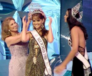 Representará a México en Miss Universo 2003, donde  tendrá que demostrar que no sólo posee belleza sino inteligencia.