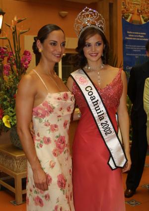 Marisol González y Lupita Jones coordinadora de Nuestra Belleza México durante la ceremonia de coronación como Miss Coahuila.