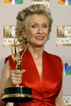 Cloris Leachman recibió el Emmy como Mejor Actriz Invitada en serie de comedia.