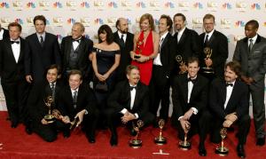 The West Wing consiguió por tercer año consecutivo alzarse con el premio a la mejor serie dramática durante la 54 edición de los premios Emmy