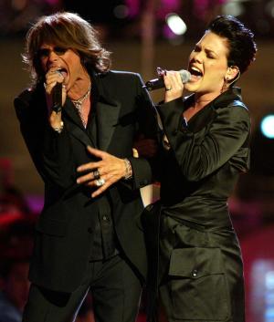 Aerosmith's Steven Tyler y Pink unieron sus voces e interpretaron la canción -misery-