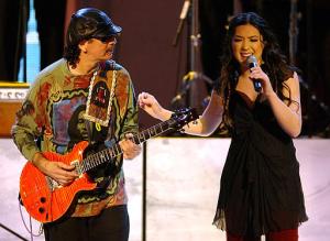 Carlos Santana and Michelle Branch durante amenizaron la entrega de premios con la canción -Game of Love-